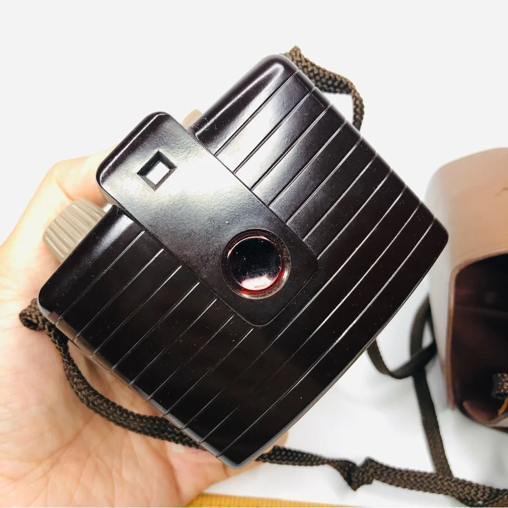 VINTAGE 1950s KODAK BROWNIE HOLIDAY FLASH CAMERA Original Strap DAKON LENS USA